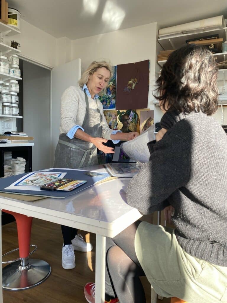 Dans l’atelier, on dessine votre idée ensemble, croquis et nuancier sur la table