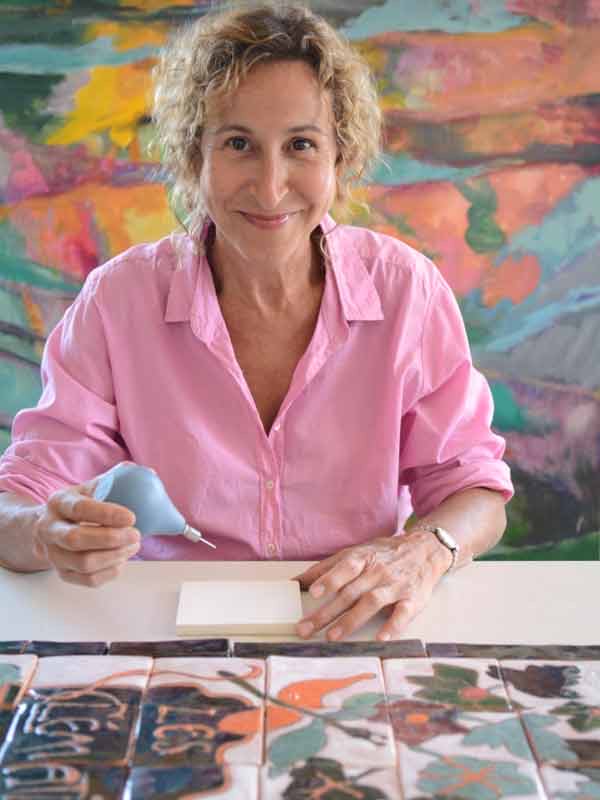 Peinture à la pipette d’un carreau dans l’atelier