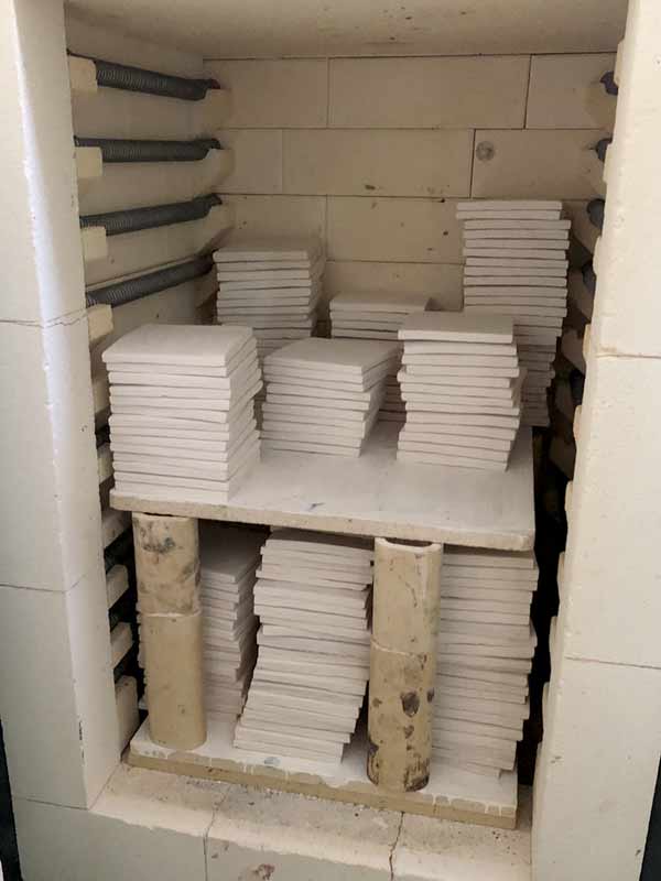 Carreaux en cours de première cuisson dans le four