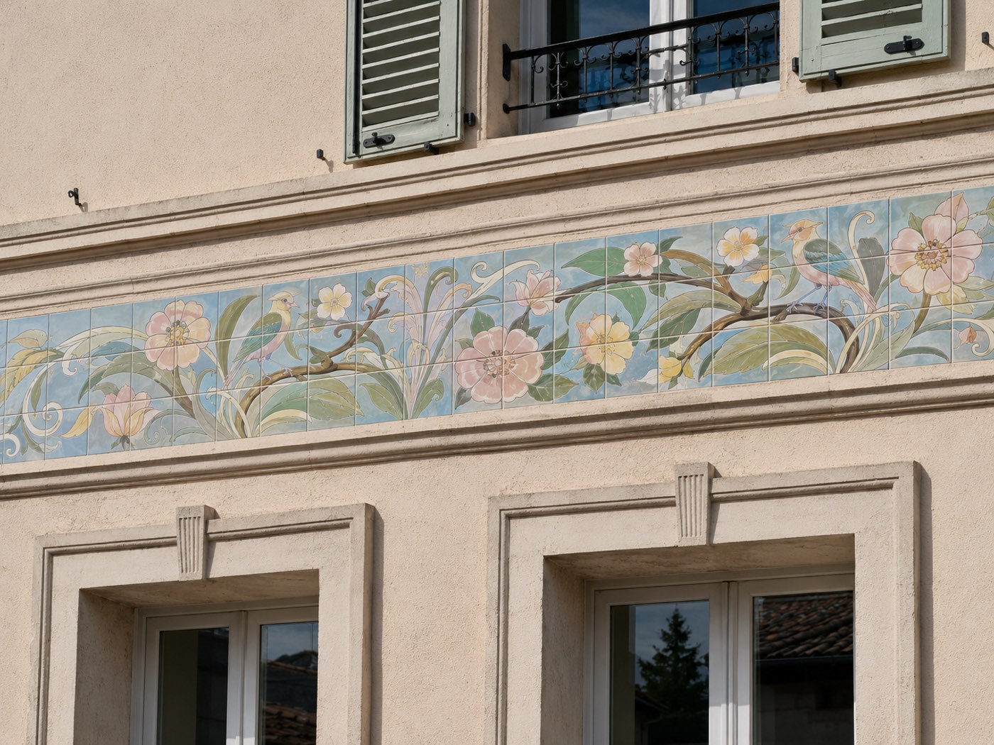 Frise Art Nouveau en céramique : églantines roses et oiseaux peints à la main sur fond bleu ciel
