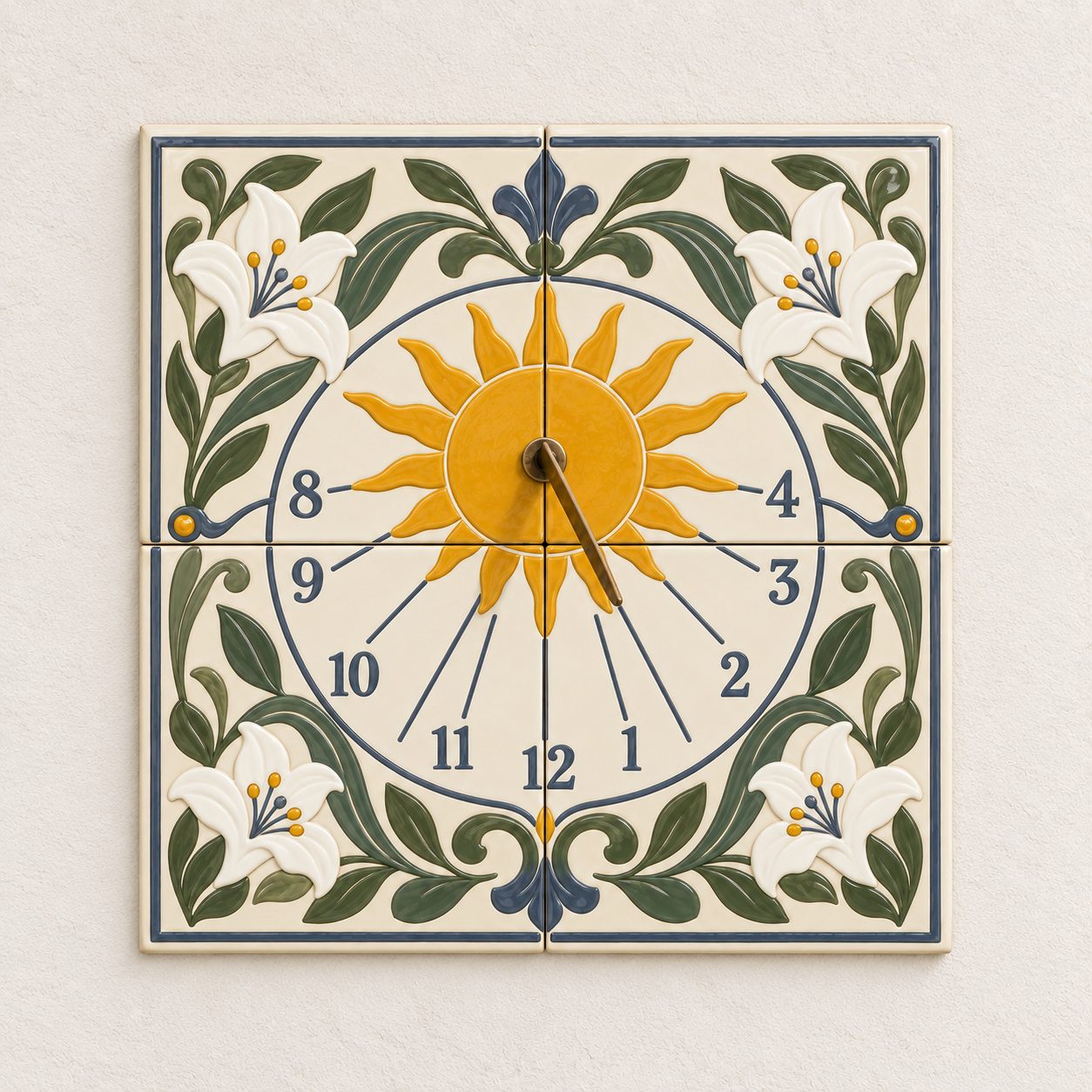 Cadran solaire en céramique de quatre carreaux, lys blancs aux angles, soleil jaune en relief au centre, chiffres de 8 à 4 et style en laiton, sur fond clair