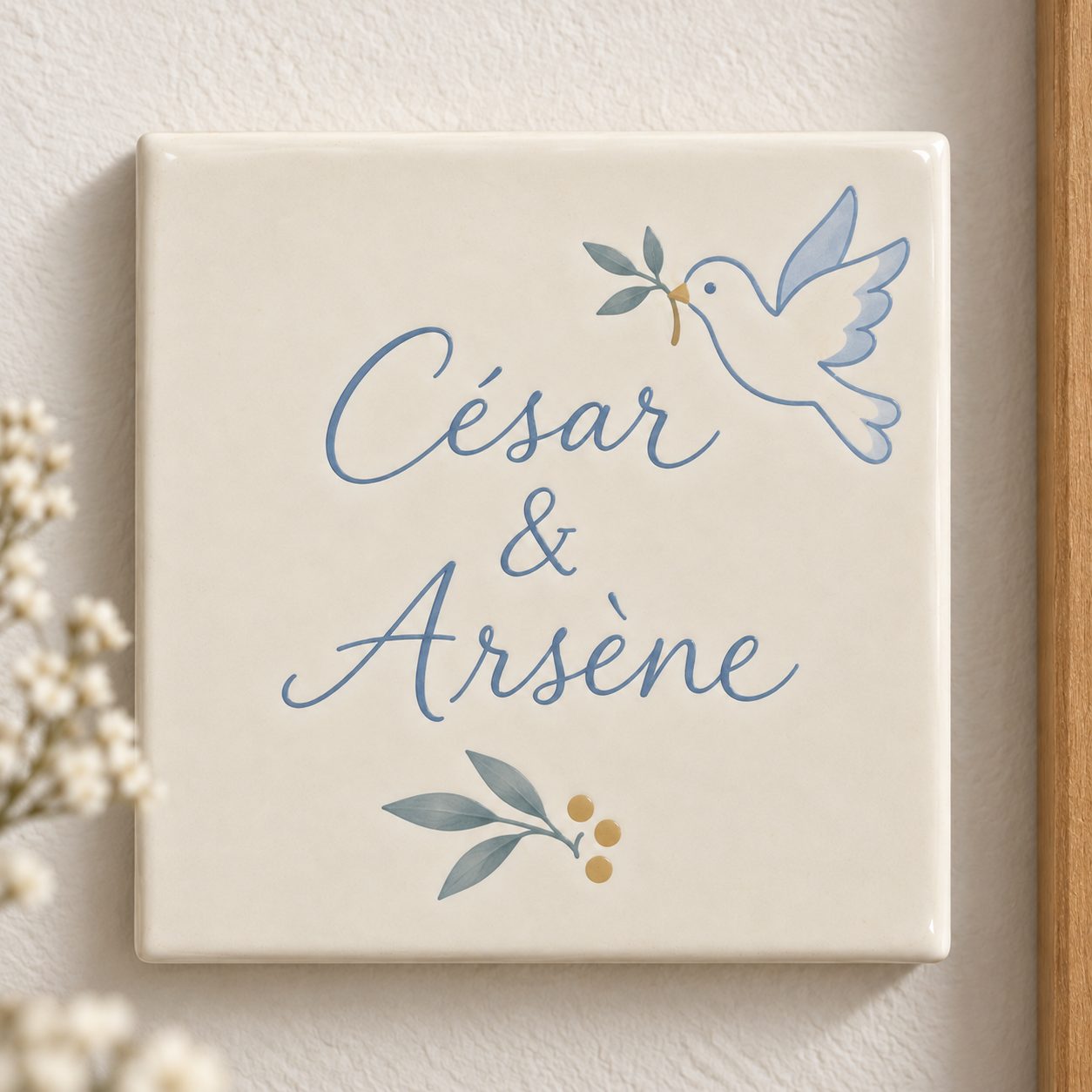 Carreau souvenir « César & Arsène », colombe au rameau d’olivier et branche à baies dorées, calligraphie bleue sur faïence crème
