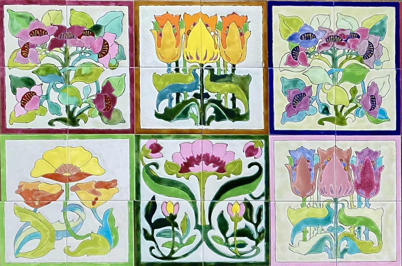 Six compositions de quatre carreaux en céramique Art nouveau, tulipes, coquelicots et pivoines, cadres de couleur
