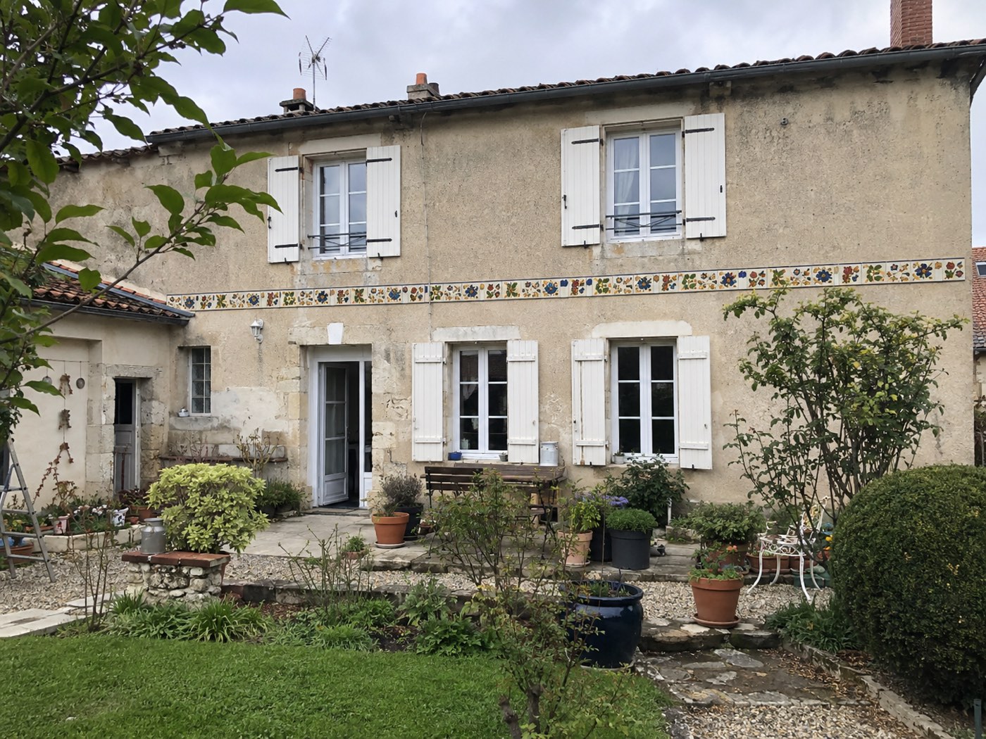 Frise de maison en céramique émaillée à la main, vue 8 sur 12