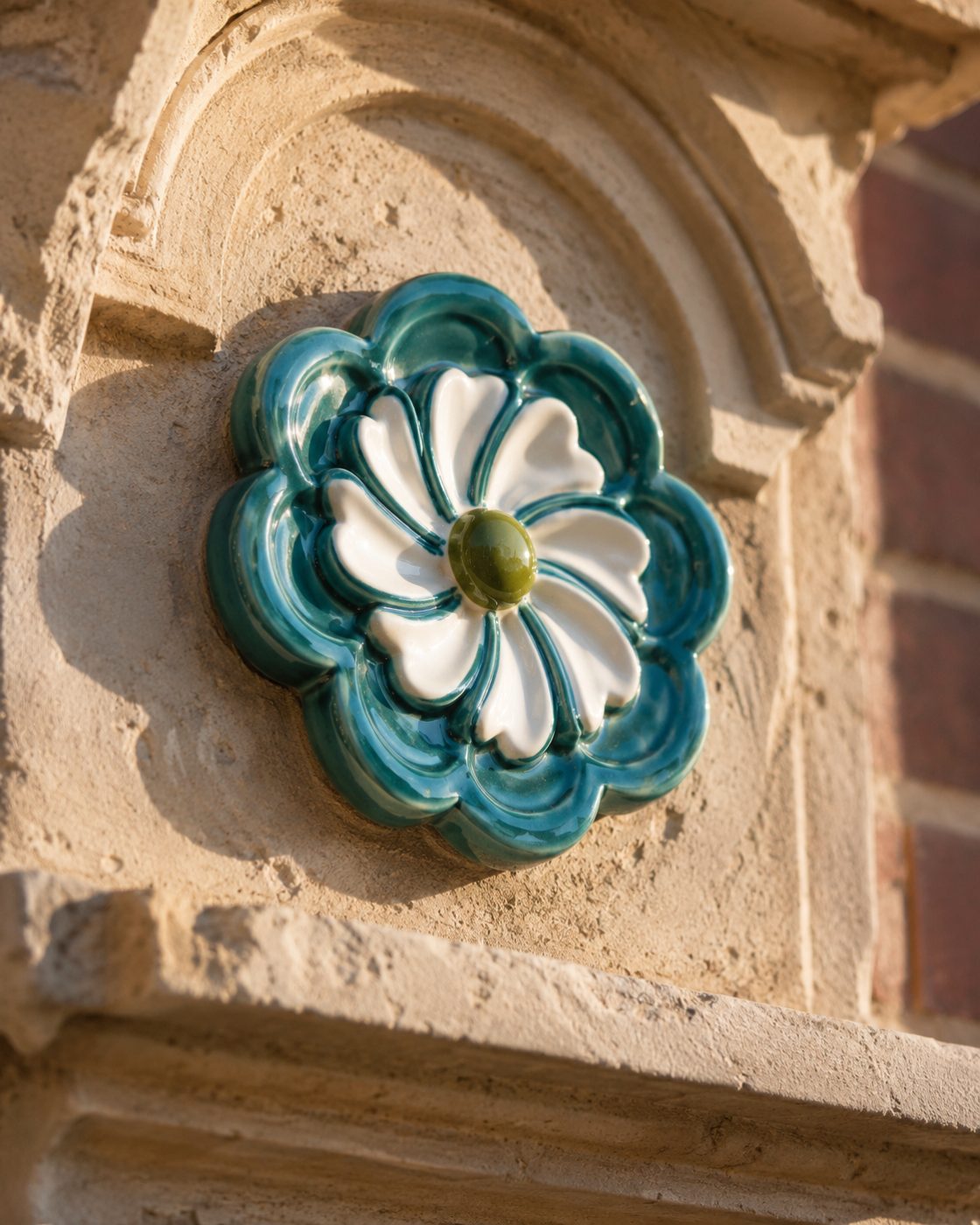 Numéro Art Nouveau à cabochon en céramique émaillée à la main, vue 2 sur 5
