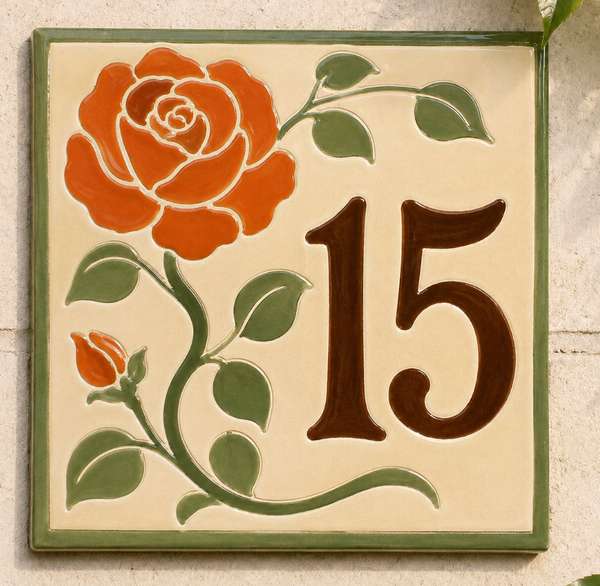 Carreau numéro « 15 » en céramique, rose orange et feuillages peints à la main, cadre vert