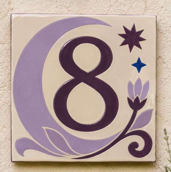 Carreau numéro « 8 » en céramique, croissant de lune mauve, étoiles et fleur violette