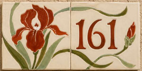 Numéro « 161 » en deux carreaux de céramique, grand iris rouge peint à la main
