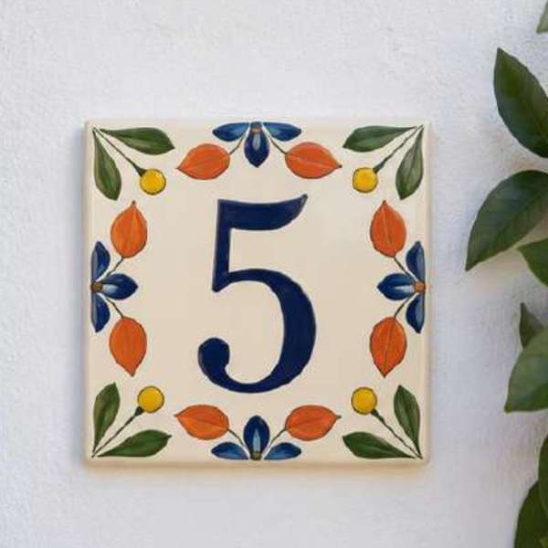 Carreau numéro « 5 » en céramique, frise folklorique de fleurs orange et bleues
