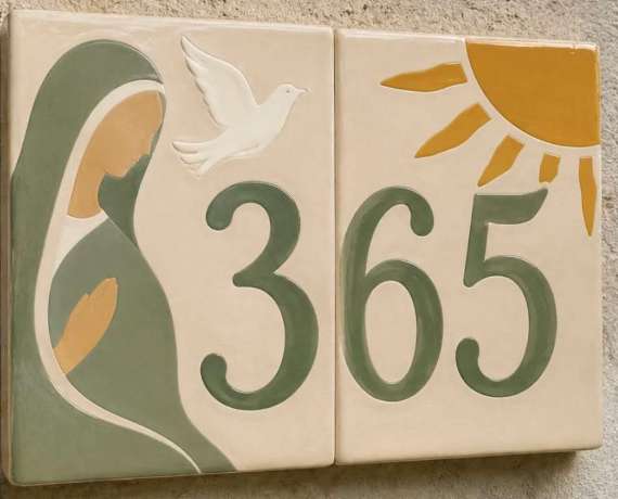 Numéro « 365 » en deux plaques de céramique, madone à la colombe et soleil peints à la main
