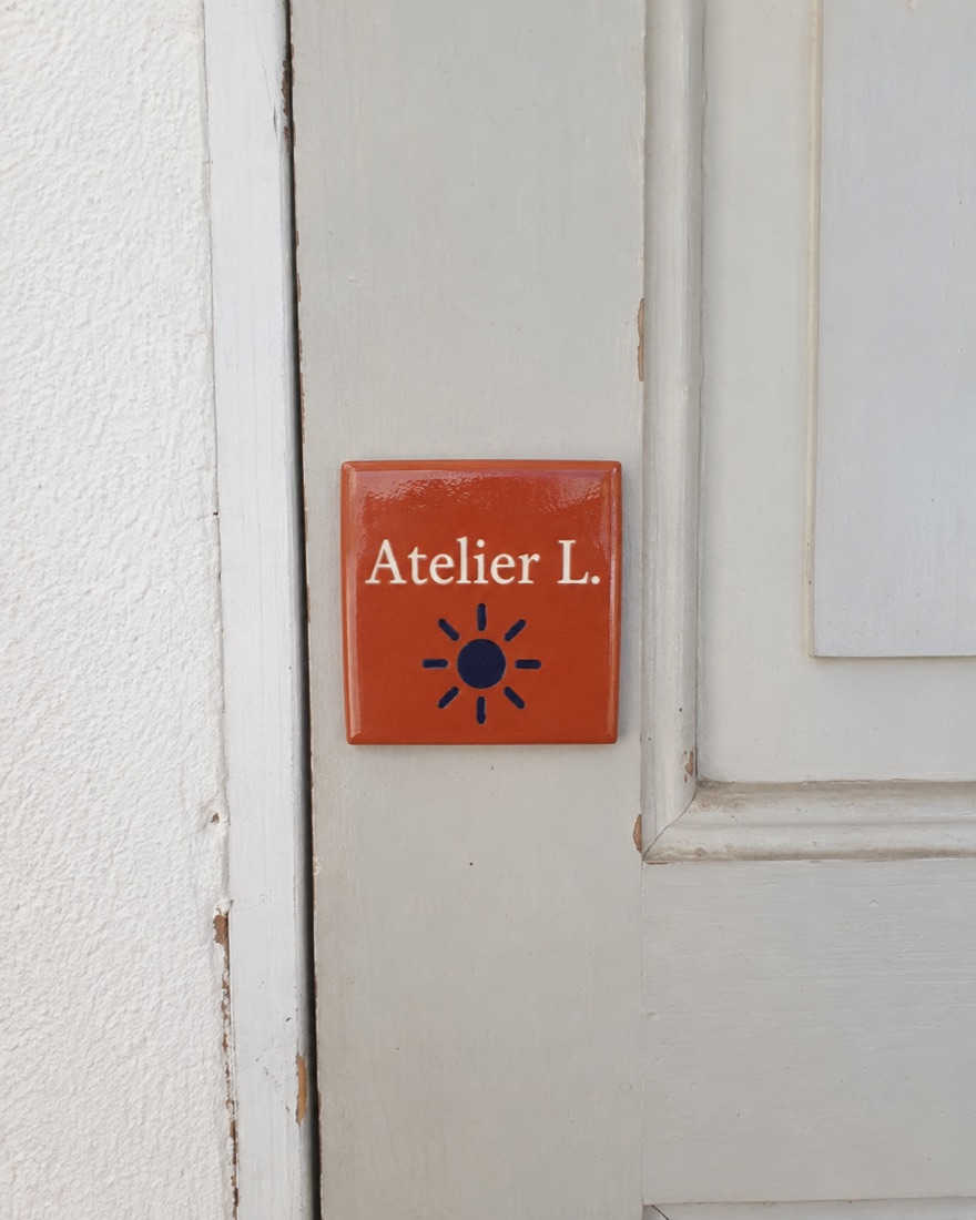 Plaque de cabinet médical ou paramédical en céramique émaillée à la main, vue 10 sur 10
