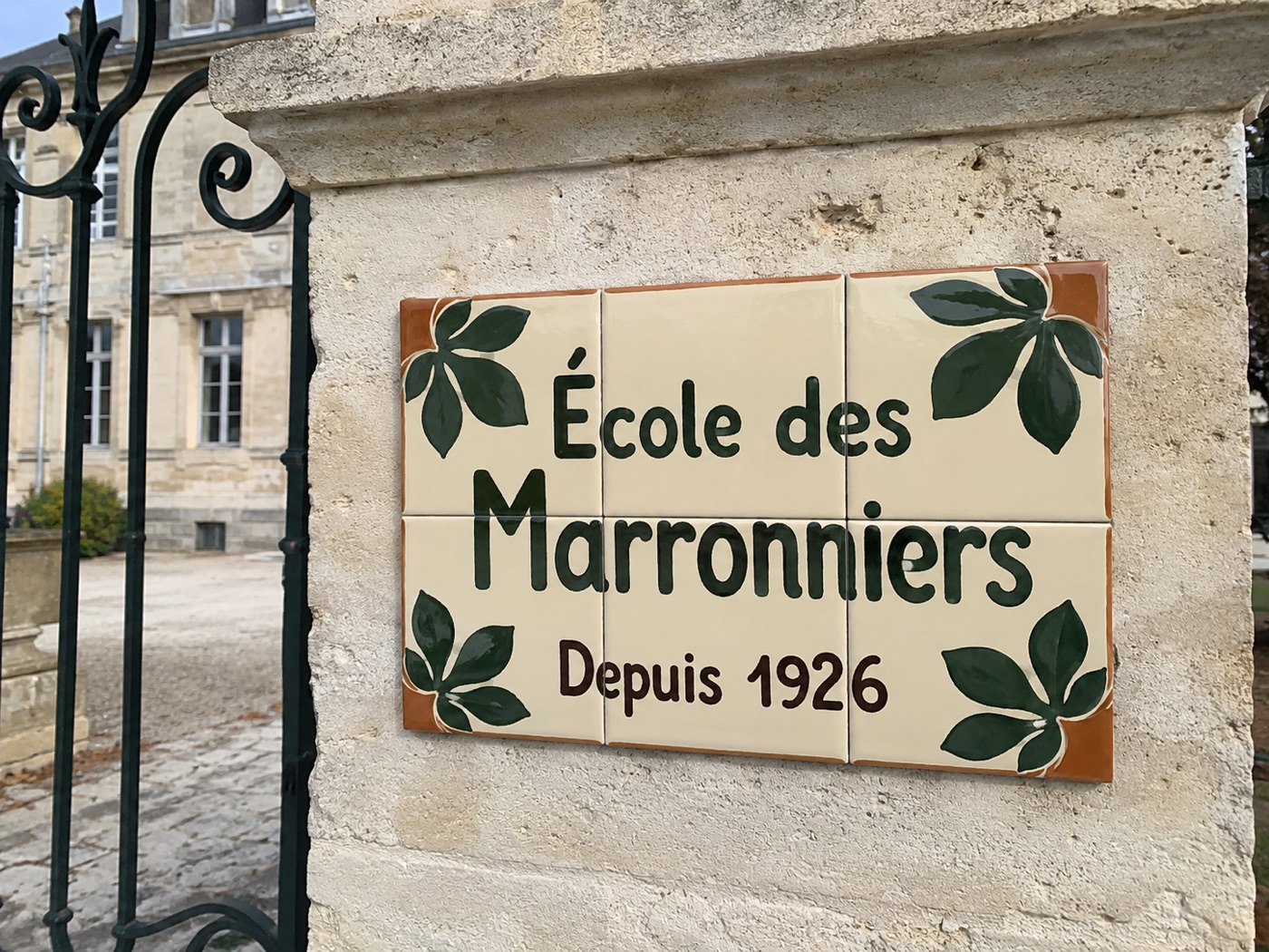 Plaque d’école personnalisée en céramique émaillée à la main, vue 4 sur 4