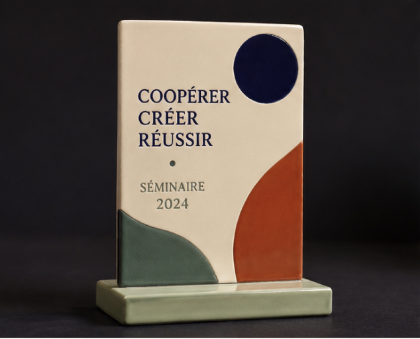 Trophée award d’entreprise personnalisé en céramique émaillée à la main, vue 3 sur 5