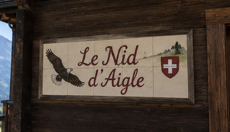Keramikschild „Le Nid d’Aigle" mit Adler und Schweizer Wappen, Chalet in den Bergen
